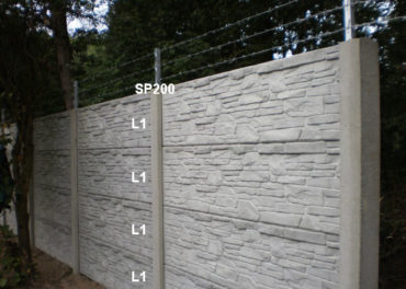 Betonový plot L1,L1,L1,L1,SP200 + ostnatý drát