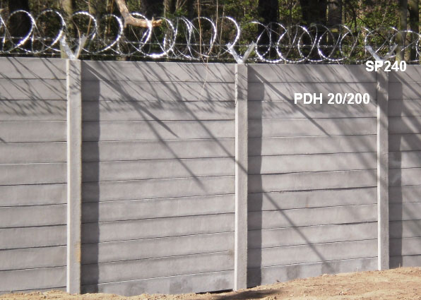 Betonový plot hladký,SP240 + ostnatý a žiletkový drát